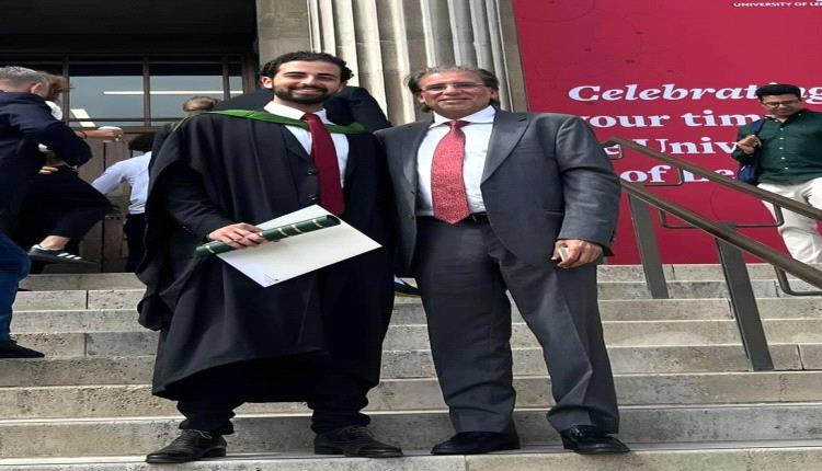 المخرج خالد يوسف يحتفل بتخرّج ابنه في الجامعة