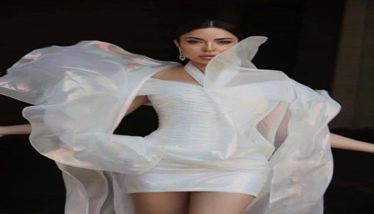 النجمة سارة أبي كنعان كالعروس بفستان أبيض متطاير