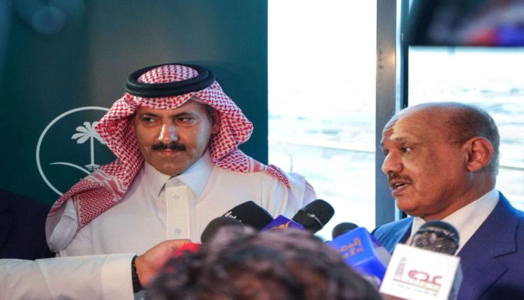 مركز بحثي : الرياض هددت الشرعية بقطع الدعم العسكري والمالي عنها لإجبارها على التهدئة مع الحوثيين