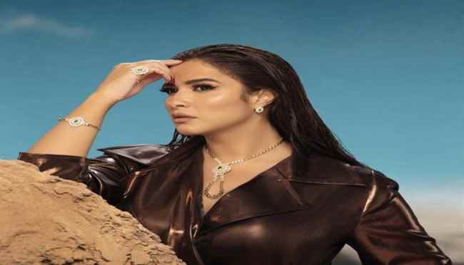 الفنانة ياسمين عبد العزيز تستعرض عضلاتها في شد الحبل