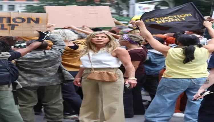 سكب الزيت على النجمة جينيفر أنيستون وسط نيويورك