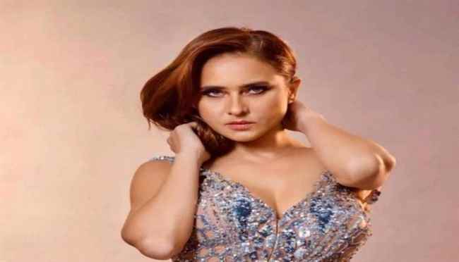 الفنانة نيللي كريم تتجاهل أنباء طلاقها... هذا ما فعلته