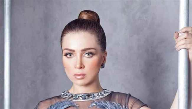 الفنانة مي عز الدين تعلن إصابة والدتها بوعكة صحية