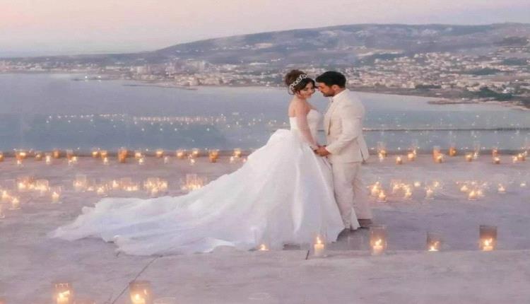 النجمة سارة أبي كنعان في إطلالتين مختلفتين يوم زفافها... أيهما الأجمل