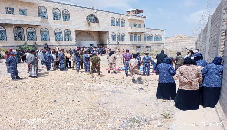 النيابة الجزائية المتخصصة بحضرموت تنفذ حكمان بالإعدام تعزيراً رمياً بالرصاص حتى الموت في حق خمسة مدانين في قضيتين مختلفتين	