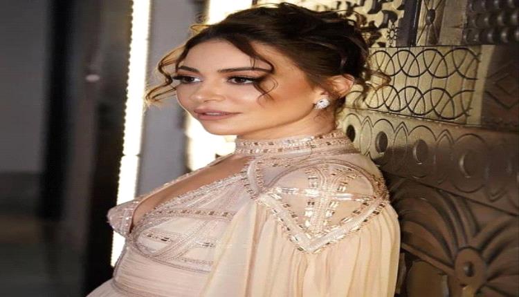 تألقي بفستان الفنانة  منة شلبي الأنيق.. هذا سعره