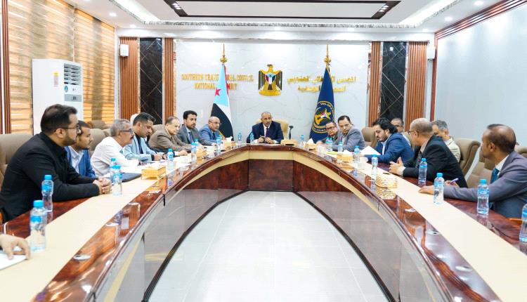 الرئيس الزُبيدي يشدد على سرعة تنفيذ المصفوفة المنبثقة عن الاجتماع الاستثنائي لمجلس الوزراء
