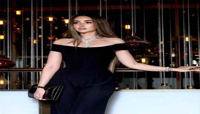الفنانة هنا الزاهد تعتمد هذه الصيحة وتضيف لمسة من الأناقة إلى إطلالتها