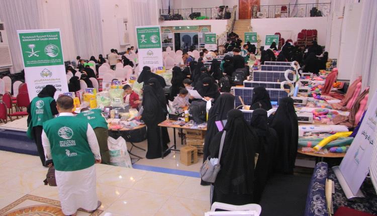 مركز الملك سلمان يسلم أدوات المهن والمشاريع المدرة للدخل في محافظة تعز
