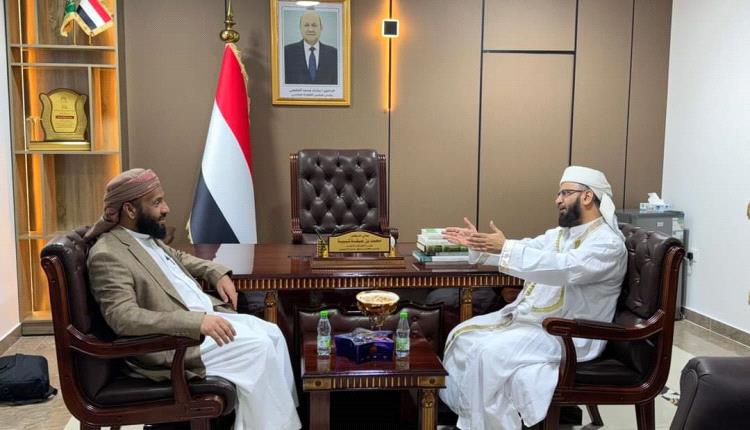 وزير الأوقاف والإرشاد يناقش مع رئيس مشيخة الإقراء في الوزارة عدداً من القضايا التي تخدم القرآن الكريم وترعى حملته
