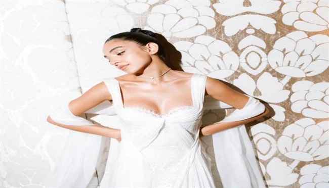 النجمة المصرية سلمى أبو ضيف بجلسة تصوير رومانسية مع عريسها