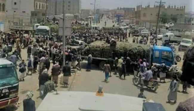 عاجل .مصادر  ...اشتباكات بين اهالي حي الحفرة في البيضاء  وعناصر حوثية..والأهالي تتمكن من طرد العناصر وسلب أسلحتهم