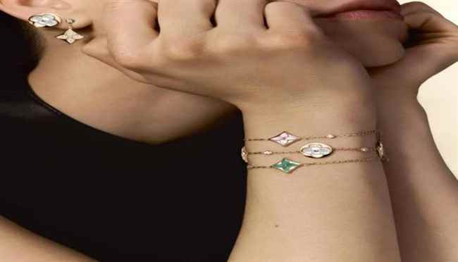 Louis Vuitton ترحّب بحجر الأمازونيت