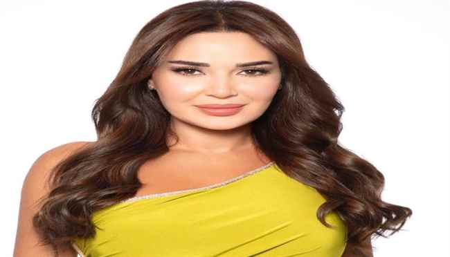 النجمة سيرين عبدالنور تضجّ أنوثة بالأصفر المشرق