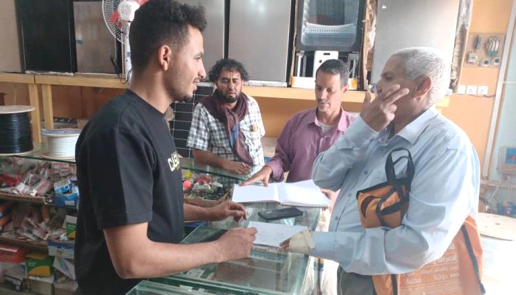 حملة تفتيش على المحال التجارية المخالفة باستخراج وتجديد تراخيص مزاولة المهنة بالشعيب
