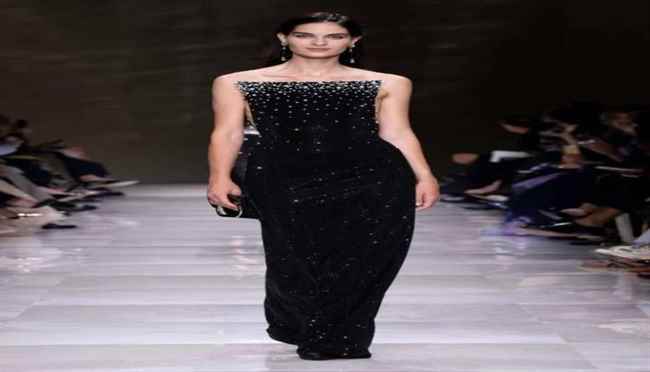 لآلئ ساحرة تزيّن تصاميم Giorgio Armani الفخمة