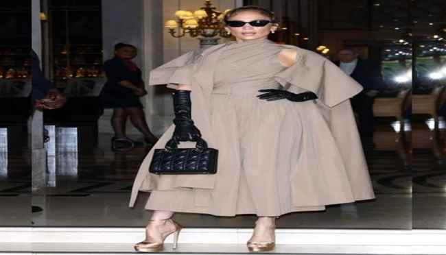 جنيفر لوبيز تتألق بفستان كلاسيكي من DIOR