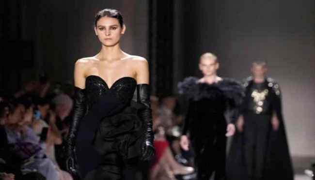 مجموعة ELIE SAAB في باريس... فساتين مرصّعة بالماس