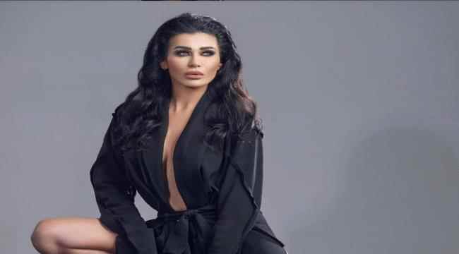 الفنانة البنانية نادين الراسي ترقص بالعصا وببدلة سوداء