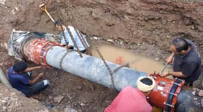 مؤسسة مياه العاصمة عدن تعلن عودة ضخ المياه لمديرية التواهي بعد اصلاح كسر للخط الرئيسي الممون له
