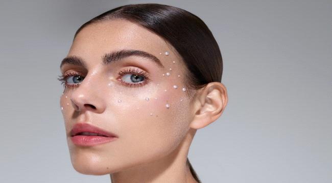 إطلالتك مع هايلايتر Cookie Highlighter وTickle Highlighter من "بنفت كوزمتكس"!