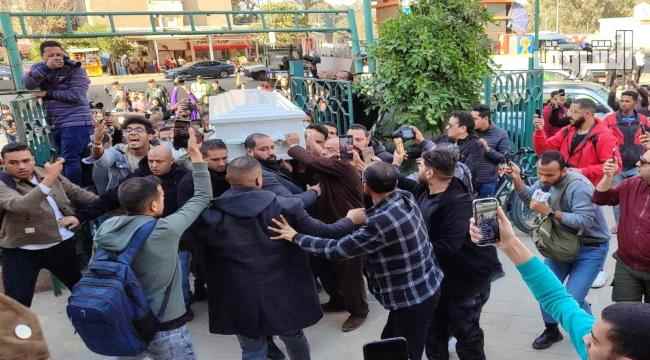 انهيار شقيقه وزوجته ترفض الكلام.. حلمي بكر إلى مثواه الأخير
