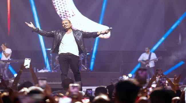 عمرو دياب بحفل مميّز في أبو ظبي يتخطى أزمة سائقه 