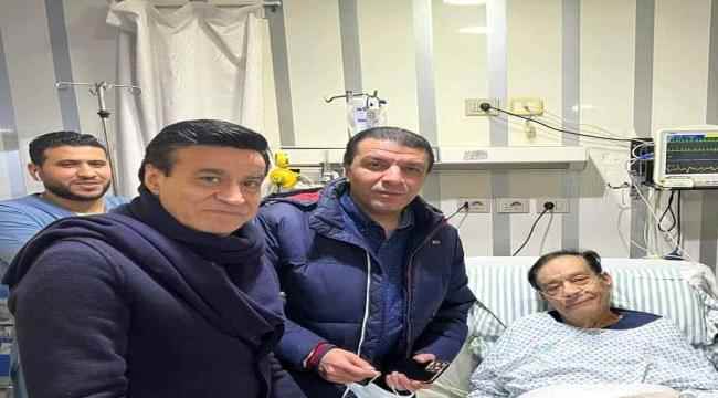 النجمين محمد فؤاد ومصطفى كامل يتلقيان واجب العزاء في حلمي بكر ونجله يصل متأخراً