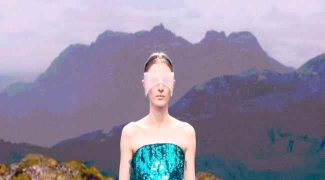 الرز تصاميم مبتكَرة وغير مألوفة لشتاء 2024 من "بالنسياغا" Balenciaga