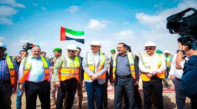 رئيس مجلس القيادة الرئاسي يشيد بالدعم الإماراتي في قطاع الطاقة المتجددة في اليمن