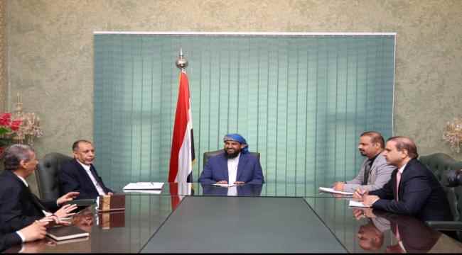 عضو مجلس القيادة "المحرّمي" يعقد اجتماعاً بوزير الصناعة والتجارة