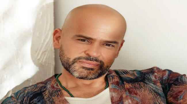 إطلالة المطرب المصري "أبو" الغريبة تعرّضه للانتقاد