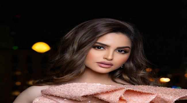 الفنانة حلا الترك تستعرض فستاناً من تصميمها... والجمهور يتفاعل