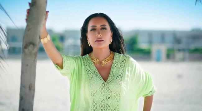 الفنانة لطيفة تبكي أثناء تسجيل دعاء لوالدتها