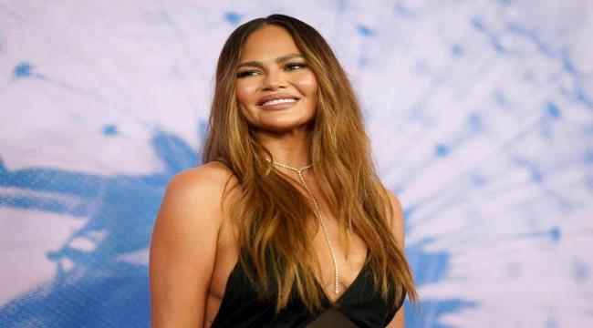 كريسي تيغن في Green Carpet Fashion Awards بصيحة الشفّاف