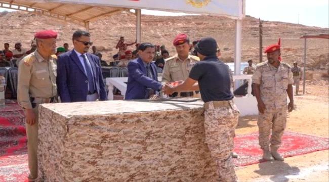 البحسني يكرم أوائل خريجي دفعة الحسم بلواء النخبة الحضرمي 