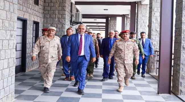 الرئيس الزُبيدي يتفقد سير العملية التعليمية في الأكاديمية العسكرية العُليا بعدن