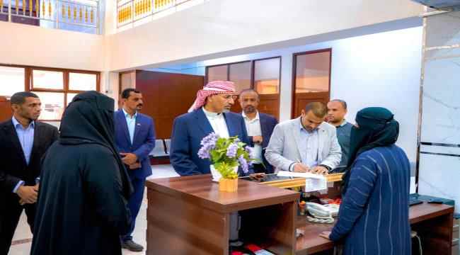 الرئيس الزبيدي يتفقد الانضباط الوظيفي في دوائر الانتقالي بأول أيام شهر رمضان 