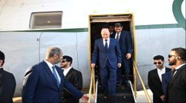 رئيس مجلس القيادة الرئاسي يصل عدن