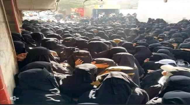 تعكس حجم العوز والفقر.. تكدس المئات من النساء بصنعاء امام محل تجاري يوزع صدقات