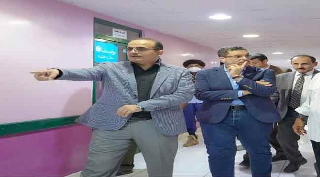 صحفي عدني بارز يطالب رئيس الوزراء باطلاع الرأي العام على كشف المرتبات بالدولار للمسؤولين في الخارج