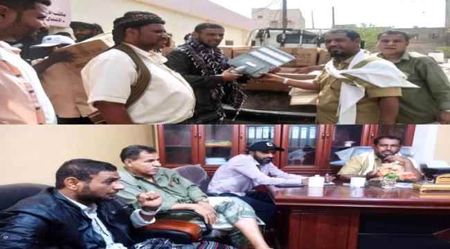 مدير عام صندوق نظافة أبين يسلم مدير عام خنفر 200 كشافة لإضاءة شوارع المديرية