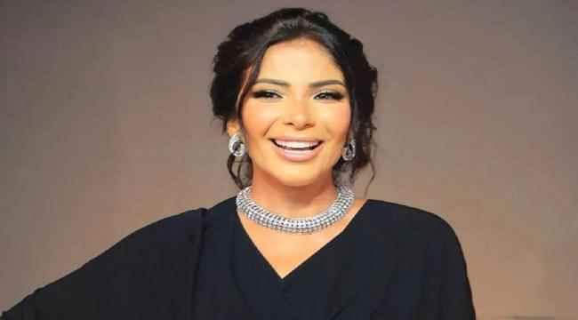 الفنانة منى زكي تكشف عن تجربة الإنجاب بعد الأربعين و"البوس" مع أحمد حلمي