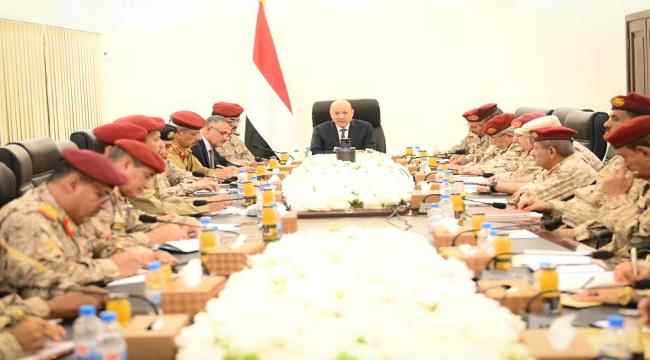 ‏رئيس مجلس القيادة يجتمع بقيادة وزارة الدفاع ورئاسة هيئة الاركان وقادة القوات والمناطق والمحاور العسكرية