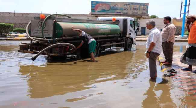 مدير عام دارسعد يقود مجهودات وأعمال شفط مياه الأمطار بالمديرية