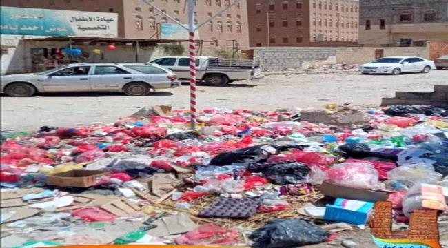 ميفعة.. الأهالي يشتكون من تكدس القمامة في شارع العيادات بمدينة عزان