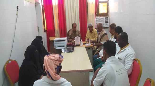 مدير عام زنجبار ومدير الصحة بالمديرية يلتقيان بفريق الترصد الوبائي
