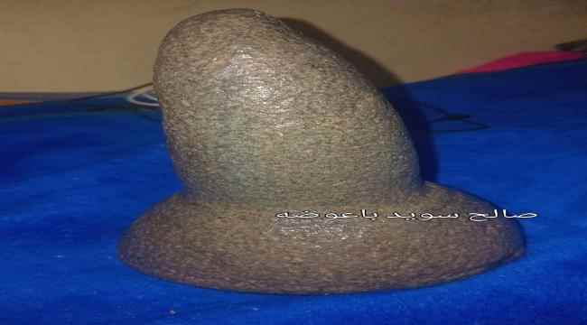 شبوة.. مواطن يعثر على صاروخ حجري غريب الشكل سقط من السماء بمديرية رضوم ويعرضه للبيع 