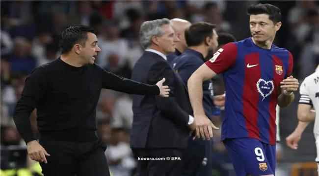 خطأ لفظي يورط تشافي أمام ليفاندوفسكي