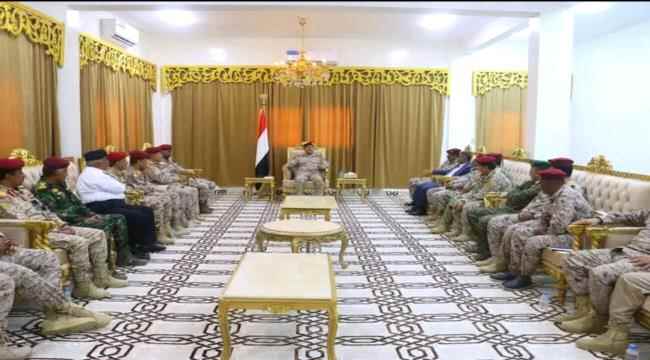 وزير الدفاع يعقد اجتماعاً موسعاً مع قيادة محور الغيضة